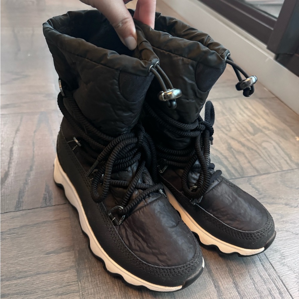 Sorel Kinetic Women's Sneaker Boots 7.5 Black/White